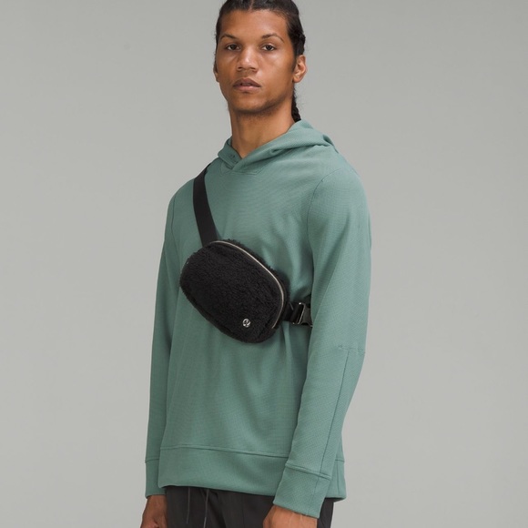 LULULEMON ATHLETICA | Everywhere Belt Bag *Fleece in Black - Picture 2 of 7